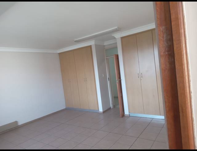 900M² BUILDING TO LET IN APEX